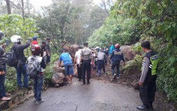 Tertimbun Material Longsor, Jalur Cangar-Pacet Sempat Terputus 3 Jam