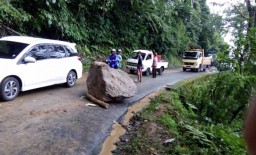 Alat Berat Dikerahkan Bersihkan Material Longsor di Piket Nol Lumajang