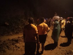 Tebing Setinggi 10 Meter Longsor, Tutup Jalur Pacet-Trawas