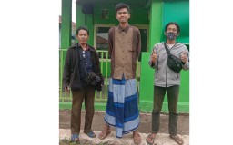 Mengenal Lukman, Pemuda di Kota Probolinggo Bertinggi Badan 2 Meter