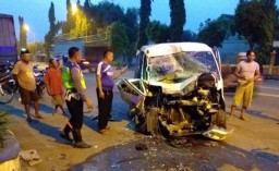 Daihatsu Luxio Ringsek Tabrak Truk di Ngawi, Satu Orang Luka Berat