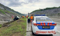 Mobil Luxio Terguling Setelah Tabrak Tebing di Tol Malang-Pandaan