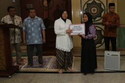 Karyawan Pemkot Surabaya Urunan Beri Beasiswa ke 33 Pelajar