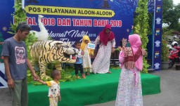 Warga Ponorogo Berebut Foto Bersama Harimau
