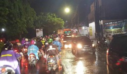 Air Sungai Meluap ke Jalan, Balongsari-Sememi Surabaya Macet Parah