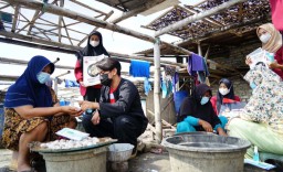 Mahasiswa UMsurabaya Berpakaian Sakera Blusukan Kampung Ajak Warga Taat Prokes