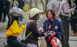 Dosen dan Mahasiswa Unair Bagikan Ribuan Masker untuk Peserta UTBK