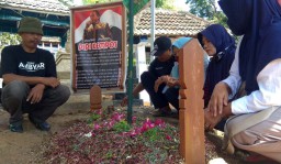 Ratusan Sobat Ambyar Berziarah ke Makam Didi Kempot di Ngawi