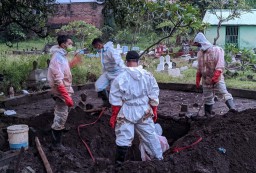 Tertukar, Makam Jenazah Pasien Covid-19 di Ponorogo Dibongkar