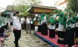 Jelang Debat, Qosim-Alif Salawat Bareng Warga Manyar Komplek