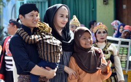 Bupati Trenggalek dan Istri Berbusana Jawa di Pawai Etnik Carnival
