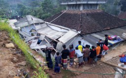 Masjid dan Asrama Ponpes Al Islah di Pacitan Ambruk
