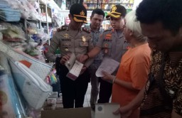 Masker di Kota Pasuruan Mulai Langka, Polisi Turun Tangan