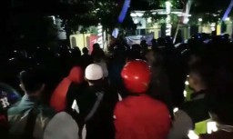 Ratusan Orang Mengamuk Rusak Dua Rumah dan Bakar Motor di Banyuwangi
