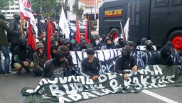 Polisi Amankan Dua Orang dari Massa Berpakaian Hitam yang Dibubarkan