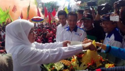 Ditandai Pemotongan Tumpeng, 9 Tuntuntan Buruh Disetujui Khofifah