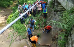 Mayat Remaja Ditemukan di Bawah Jembatan Alas Kemlagi Mojokerto