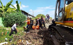 Mayat Pria Misterius Ditemukan dalam Tumpukan Sampah Enceng Gondok di Surabaya