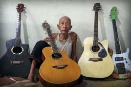 Kisah Mbah Husen, Jasa Reparasi Gitar di Gresik yang Terimbas Pandemi