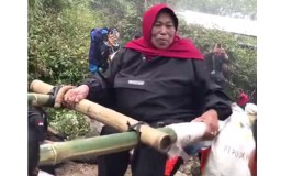 Kembali ke Puncak Gunung Lawu untuk Membuka Warung, Mbok Yem Kini Ditandu