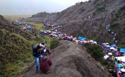Umat Hindu Tengger Gelar Upacara Melasti di Lereng Gunung Bromo