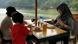 Mencicipi Ketan Durian Sambil Menikmati Keindahan Telaga Ngebel