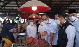 Tinjau PIOS, Mendag Lutfi Pastikan Komoditi Aman hingga Lebaran