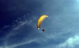 Menikmati Keindahan Alam Mojokerto dari Ketinggian Paramotor