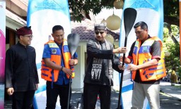 Wisata Bahari Banyuwangi Terima 10 Stand Up Paddle Board dari Menpar