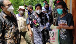 Mensos Bagi Bansos di Ponorogo 'Dikawal' Pejabat Pemkot Surabaya