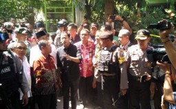 Tinjau SDN Gentong yang Ambruk, Menteri Nadiem: Ini Menyedihkan