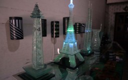 Mantan TKI asal Ponorogo Sulap Limbah Kaca Menjadi Miniatur Menara