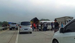 Minibus L300 Terguling di Tol Pandaan-Malang, Satu Orang Terluka
