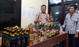 Puluhan Botol Miras Disita dari Eks Lokalisasi Jarak Surabaya
