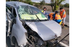 Agya Pecah Ban di Tol: Tabrak Pikap Lalu Terguling, Pengemudi Tewas