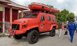 Baru Saja Masuk Area Banjir, Mobil Amfibi ini Pilih 'Mundur Alon Alon'