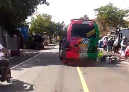 Mobil Angkutan Umum yang Tabrak Polantas Terobos Operasi Prokes