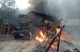 Sampah di SMKN 2 Surabaya Terbakar, 3 Mobil Bekas Hangus Tersambar