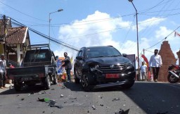 Pilihan Pembaca: Laka Mobil Pelat Merah hingga Beda Eri dan Gibran