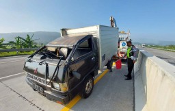 Gegara Pecah Ban, Mobil Boks Terguling di Tol Pandaan-Malang