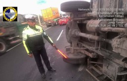 Hindari Truk Boks Terguling, Avanza Diseruduk Bus di Tol Sidoarjo