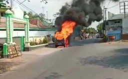 Mobil Suzuki Carry Hangus Terbakar di Paiton, Probolinggo