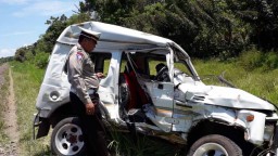 Tersambar Kereta Api di Banyuwangi, Mobil Suzuki Katana Ringsek