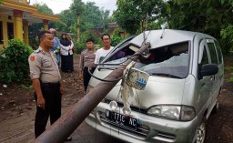 Mobil Espass Ringsek Tertimpa Tiang Listrik Akibat Hujan Angin
