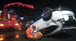 Tabrak Pohon saat Putar Balik di Surabaya, Mobil Honda CRV Terbalik