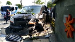 Mobil Honda MPV Tabrak Pagar Kantor Bulog di Surabaya
