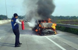 Mobil Mitsubishi Mirage Hangus Terbakar di Tol Pandaan-Malang