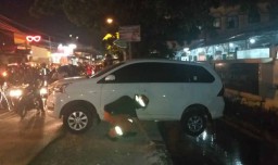 Eits... Mobil Avanza ini Nyaris Nyemplung ke Kali