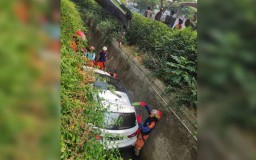 Mitsubishi Outlander Nyemplung ke Sungai di Citraland Surabaya