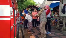 Cegah Corona di Trenggalek, Mobil Pemadam Blusukan ke Sejumlah Pasar